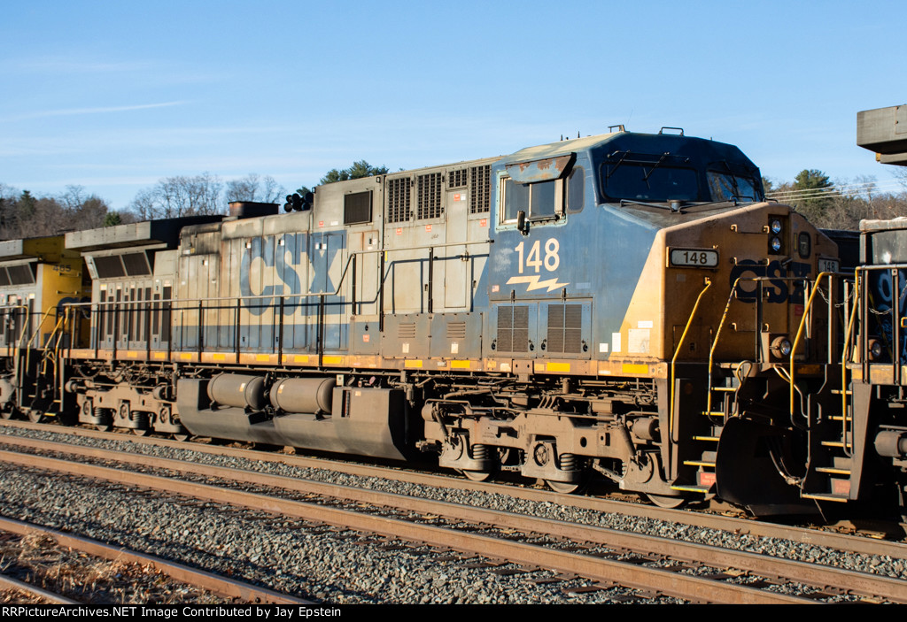 CSX 148 trails on M426